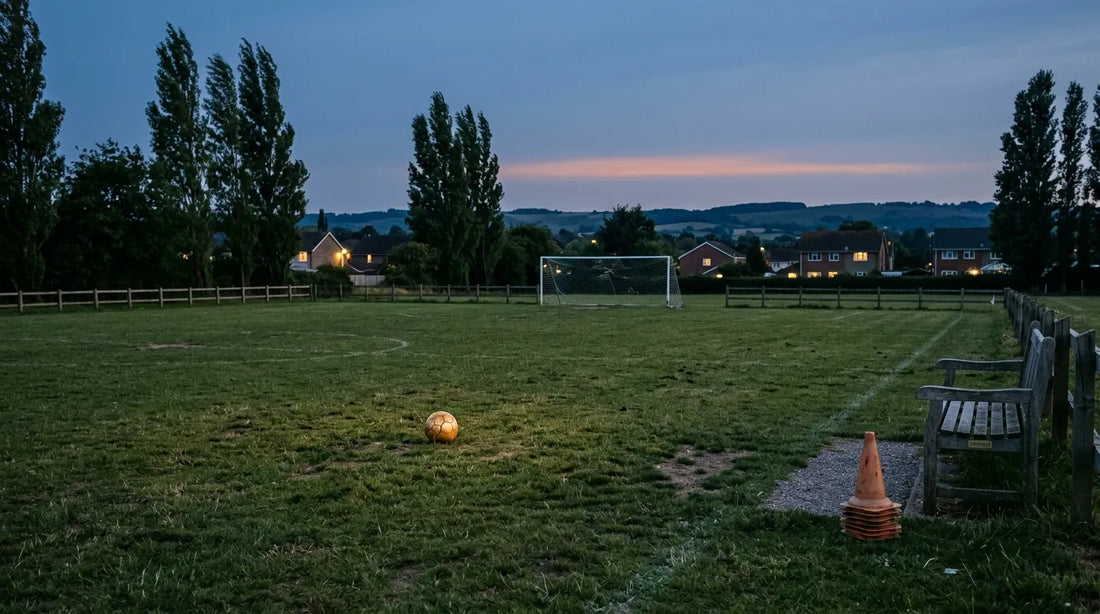 スペインの地方都市のサッカーピッチで少年選手たちが試合をするシーン。育成年代の価値観と選択をテーマにした記事のサムネイル